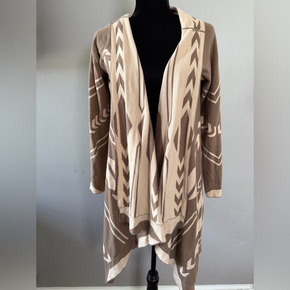 Neiman Marcus Tan Patterned Cardigan - Picture 2 of 9